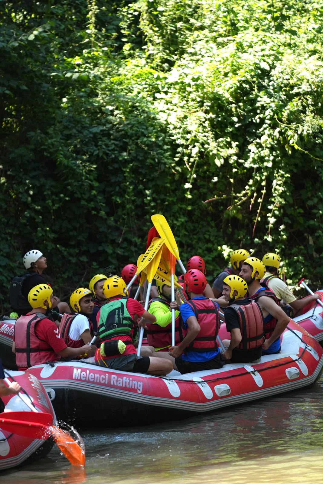 Düzce Belediyesi gençleri Melen Çayı’nda rafting heyecanıyla buluşturdu