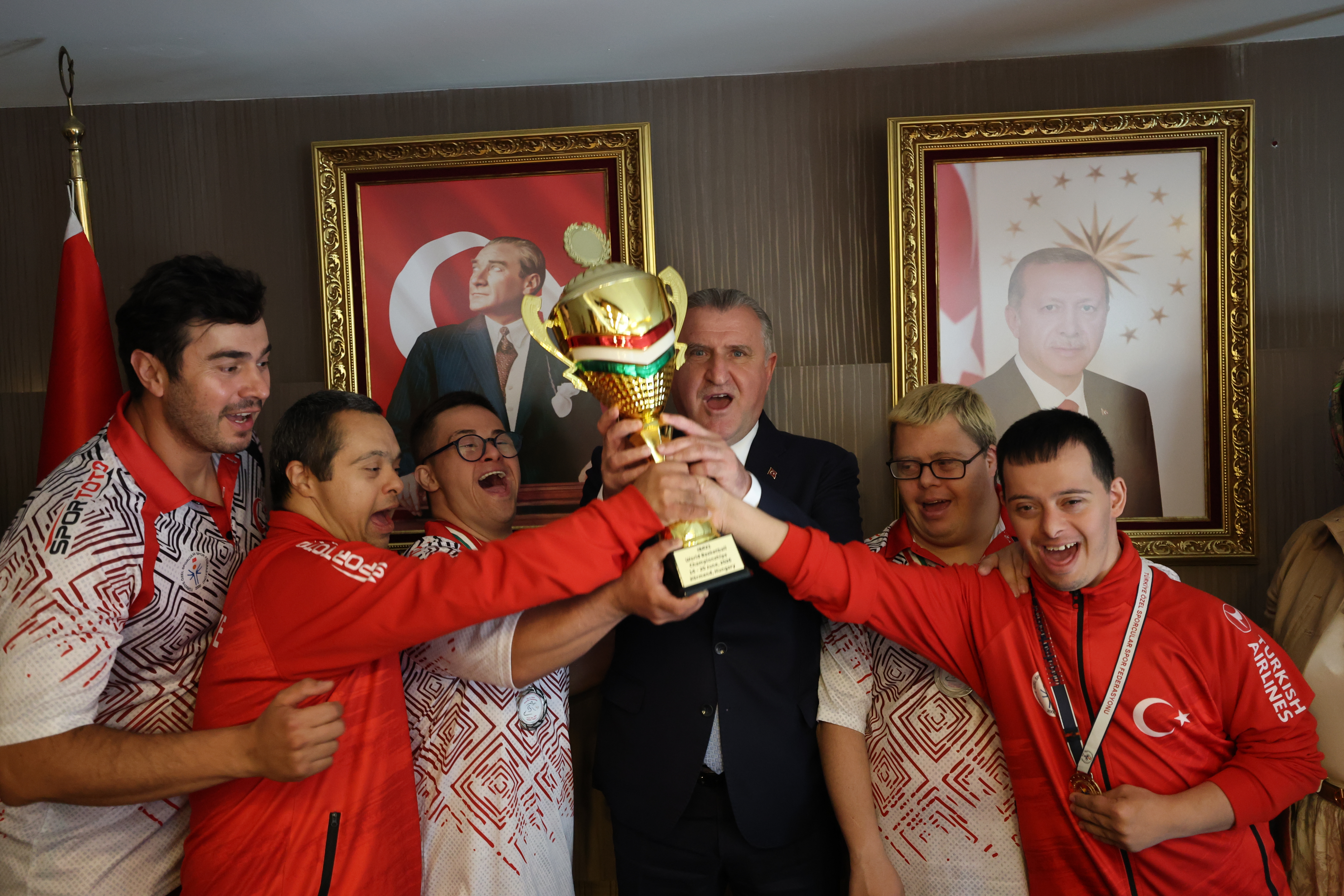 Bakan Bak, madalya kazanan özel sporcuları kabul etti