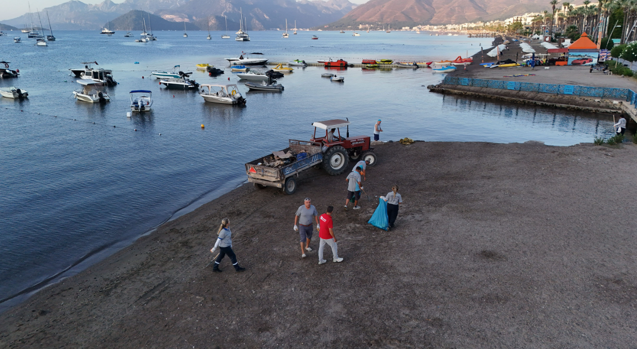 Marmaris sahillerinde sabah temizliği