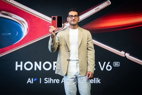 Dünyanın en ince ve en güçlü katlanabilir amiral gemisi HONOR Magic V6 Türkiye’de
