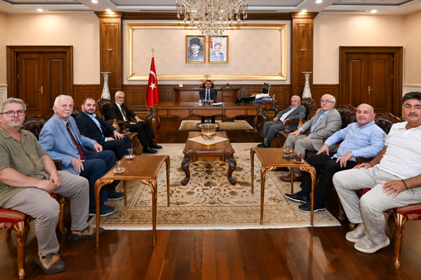 Kocaeli Eğitim Gönüllüleri Derneği Başkanı Utaş ve yönetimi, Vali Aktaş’ı ziyaret etti