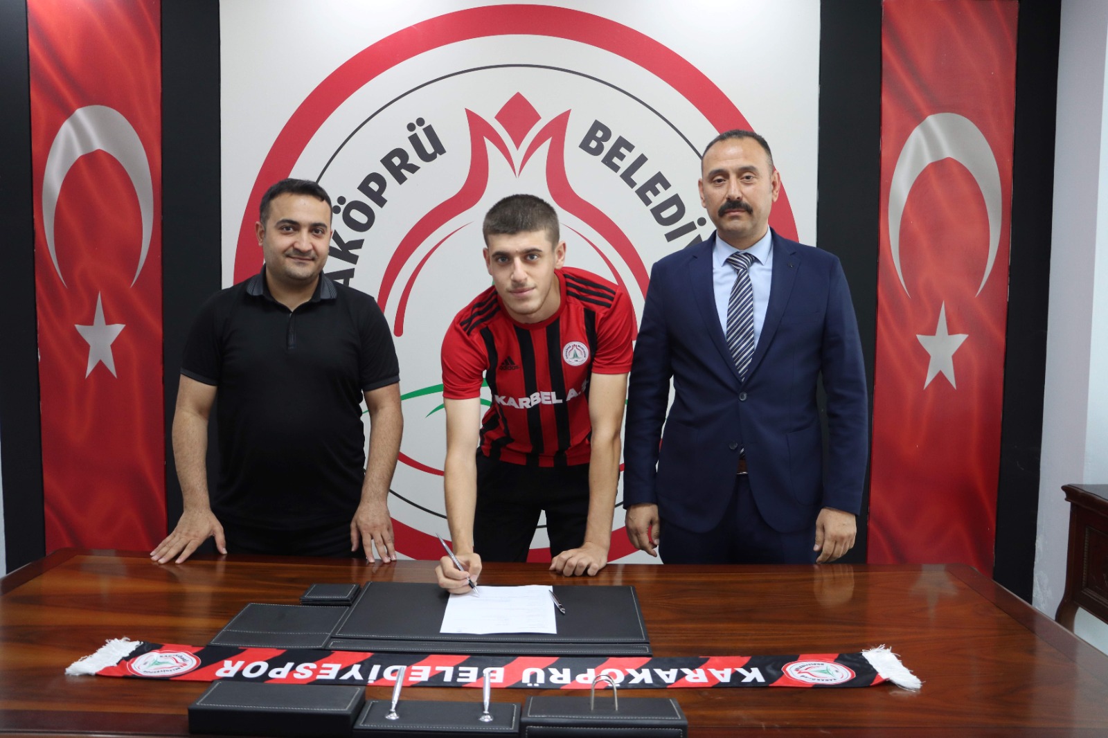Karaköprü Belediyespor’da 2 genç futbolcu profesyonel sözleşme imzaladı