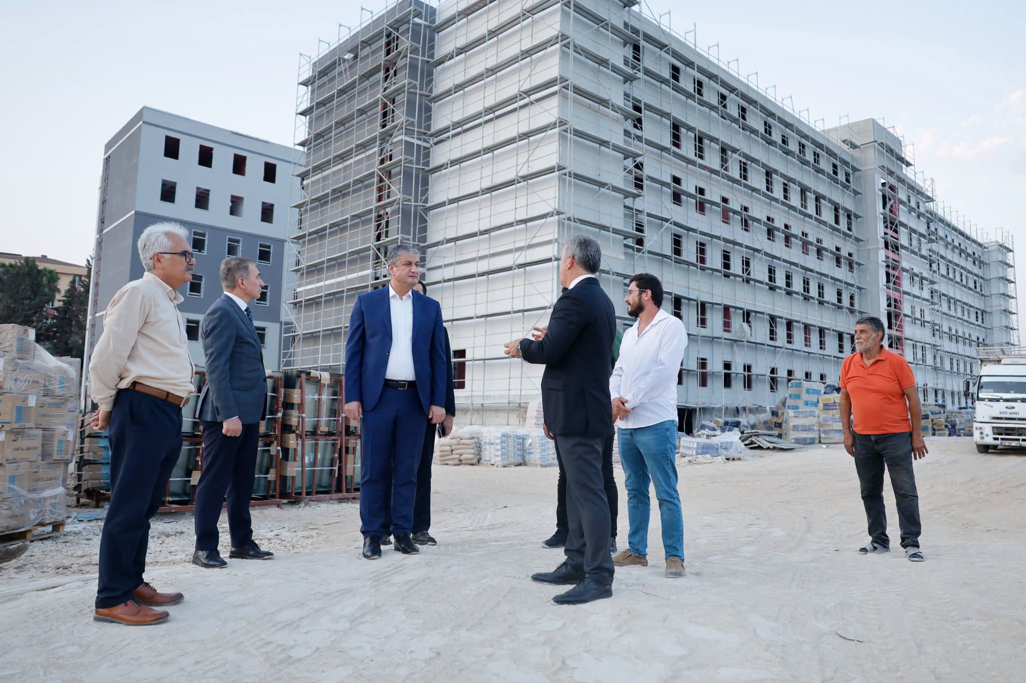 Adana Valisi Yavuz, öğrenci yurtlarında incelemelerde bulundu