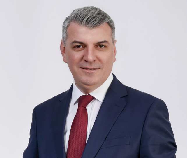 İzmit Belediyesi’nde iki yeni başkan yardımcısı göreve başladı
