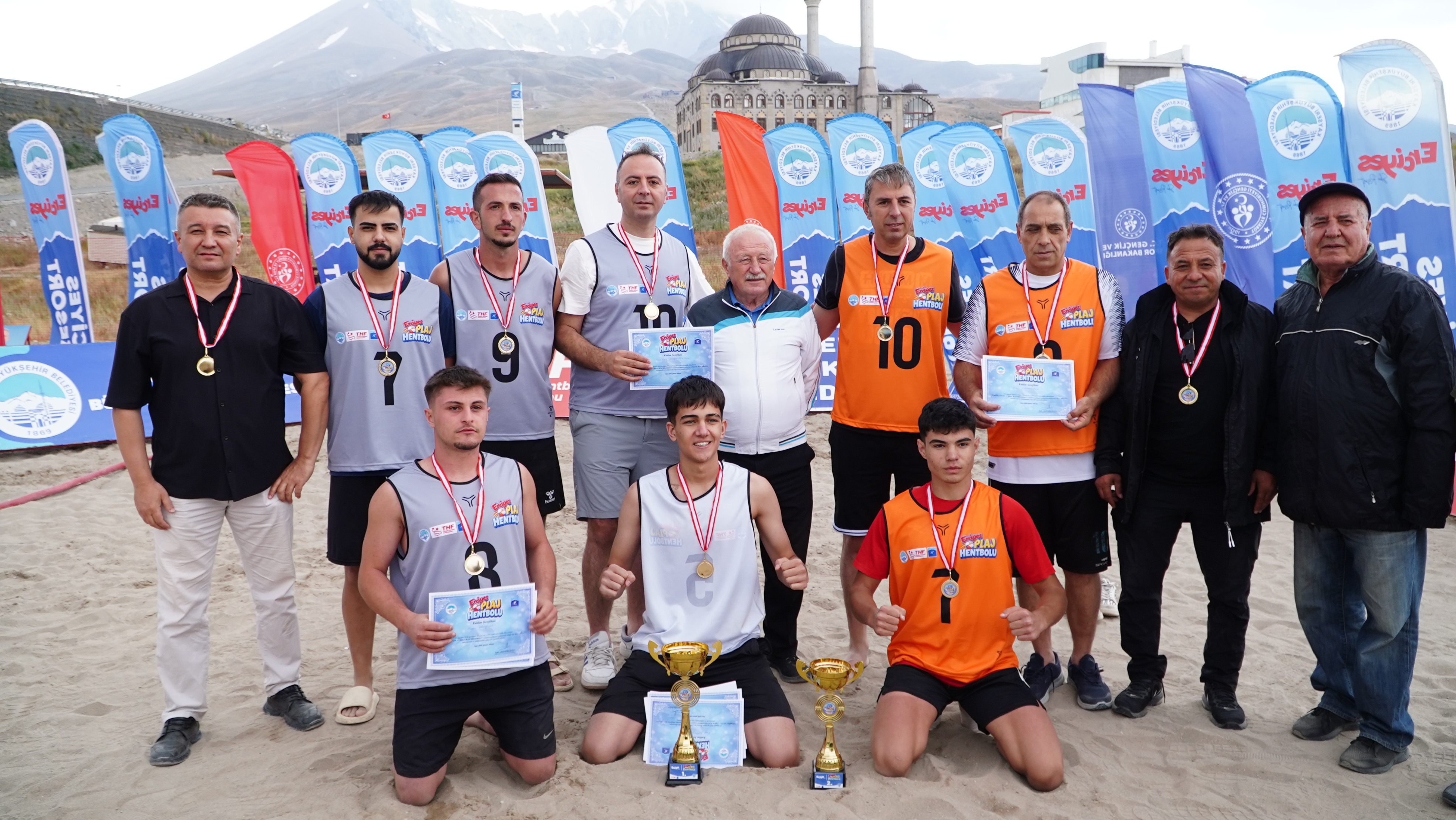 Erciyes’te 2 bin 200 metrede plaj hentbolu
