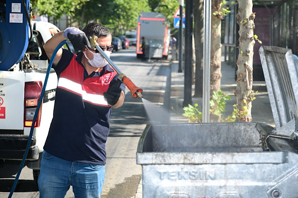  Manisa’da çöp konteynerlerinde temizlik ve ilaçlama çalışmaları sürüyor