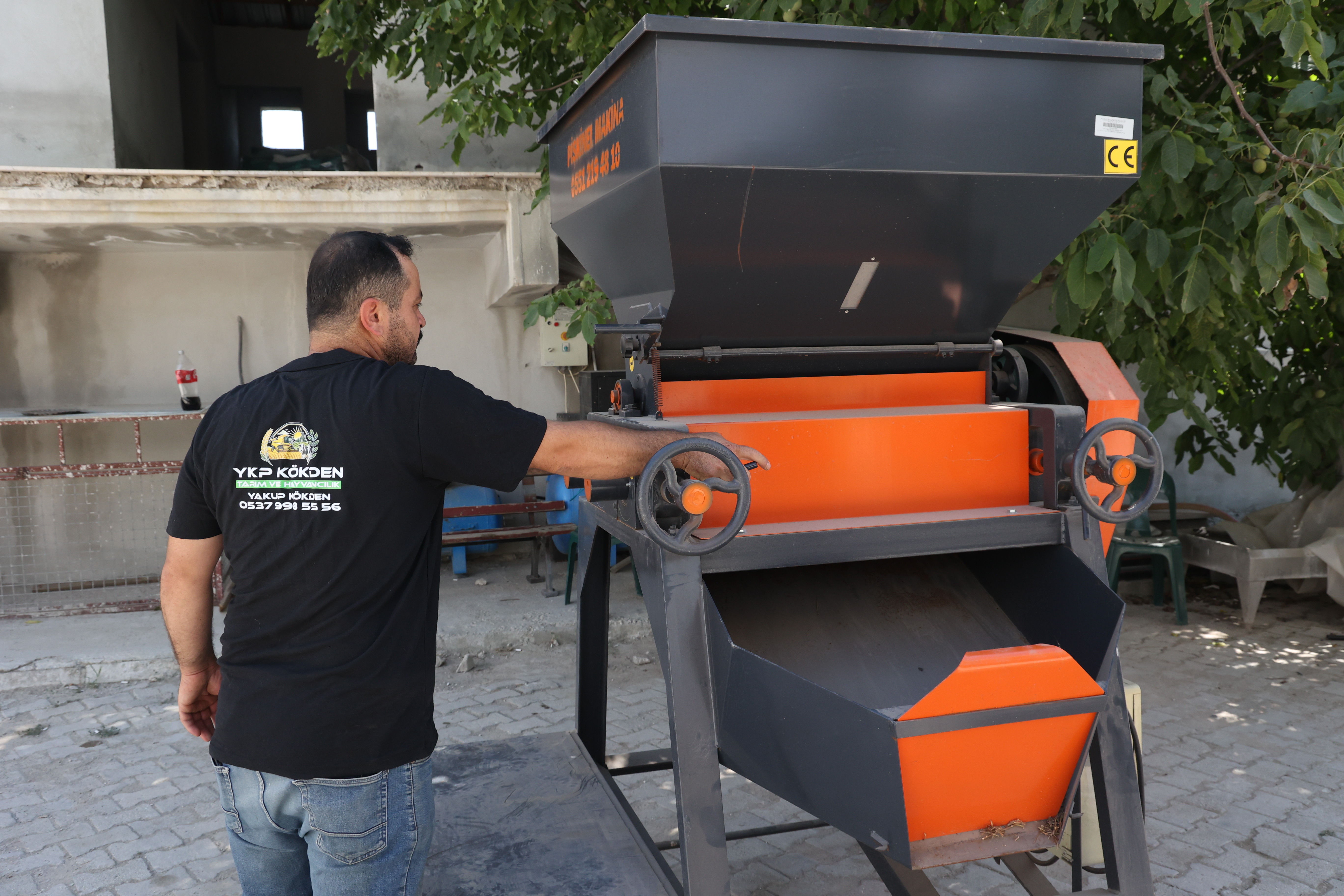 Antalya Büyükşehir Belediyesi’nden Korkutelili üreticilere yem ezme makinesi desteği