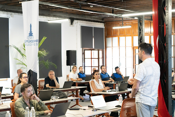 İzmir’de belediye personeline yapay zeka eğitimi verildi