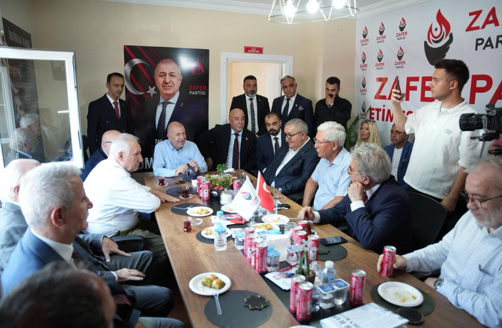 Özdağ, Etimesgut İlçe Başkanlığını açtı