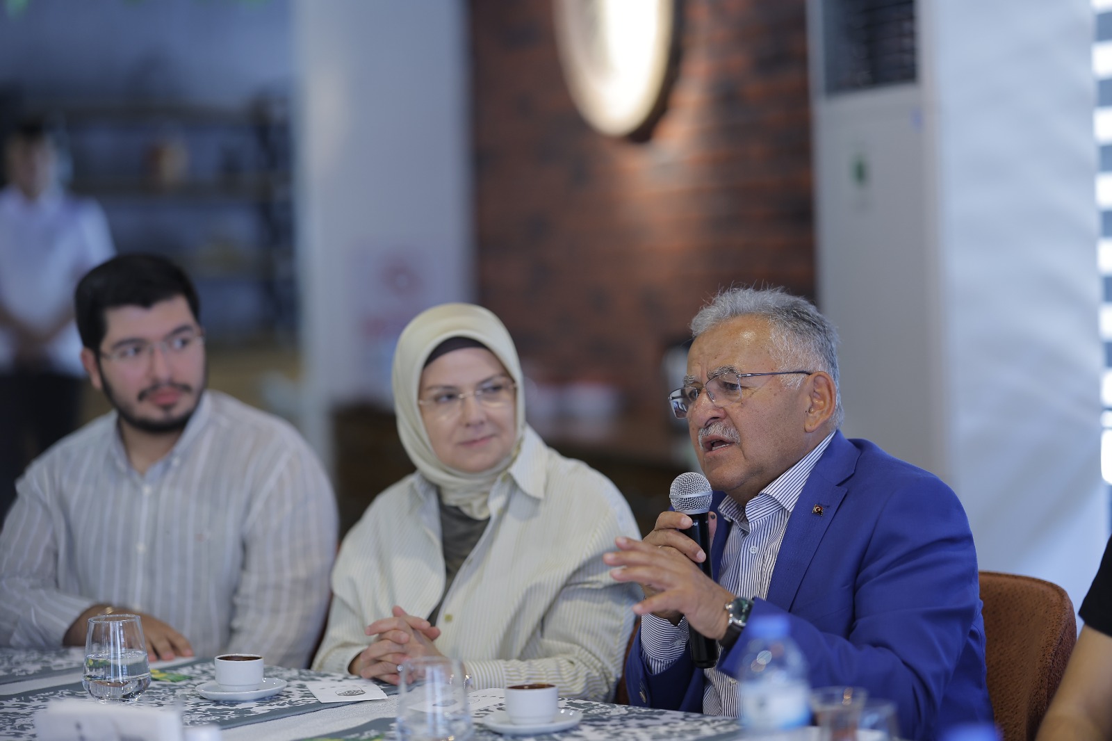 Kayseri Büyükşehir Belediye Başkanı Büyükkılıç, gençlerle buluştu