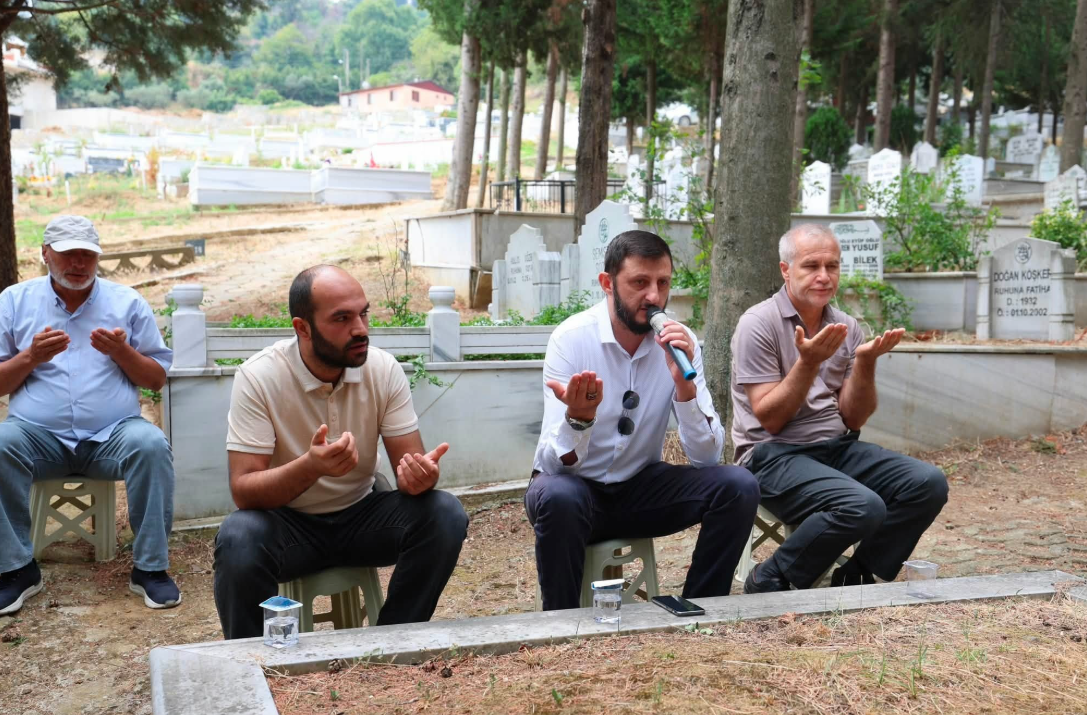Deprem şehitleri 27. yılında kabirleri başında anıldı