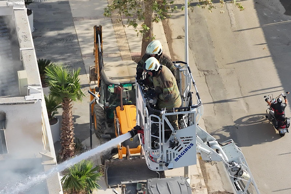 İzmir’de 8 katlı banka binasının çatısında yangın çıktı
