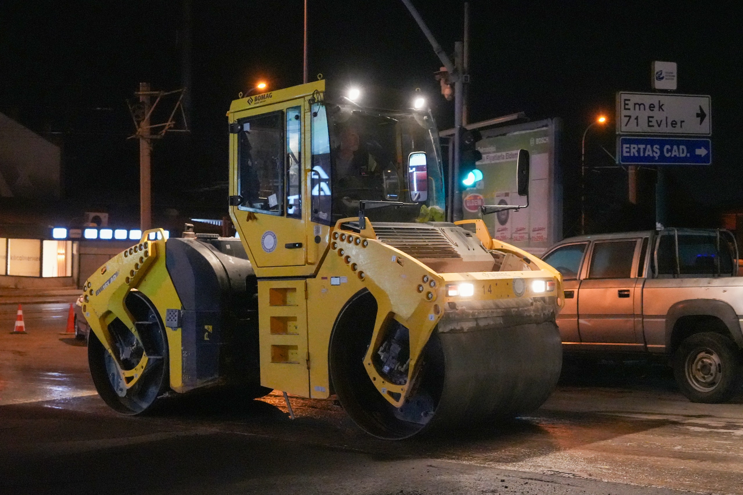 Eskişehir’de yollar gece mesaisiyle yenileniyor