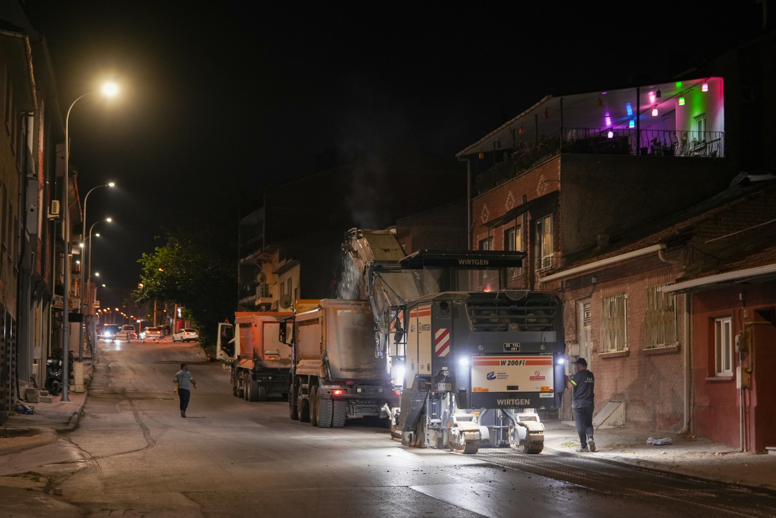 Eskişehir’de yollar gece mesaisiyle yenileniyor