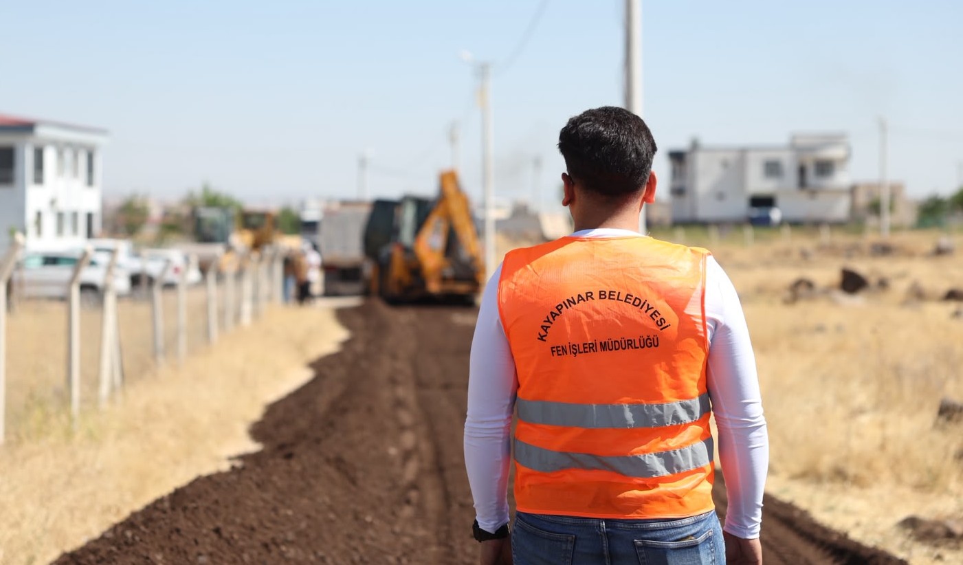 Kayapınar Belediyesi kırsal mahallelerde yol ve altyapı çalışmalarını sürdürüyor