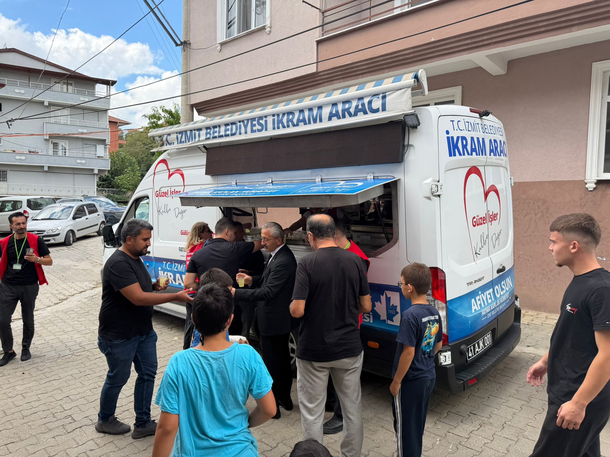 İzmit Belediyesi’nden Çayırköy Camii’nde Cuma ikramı