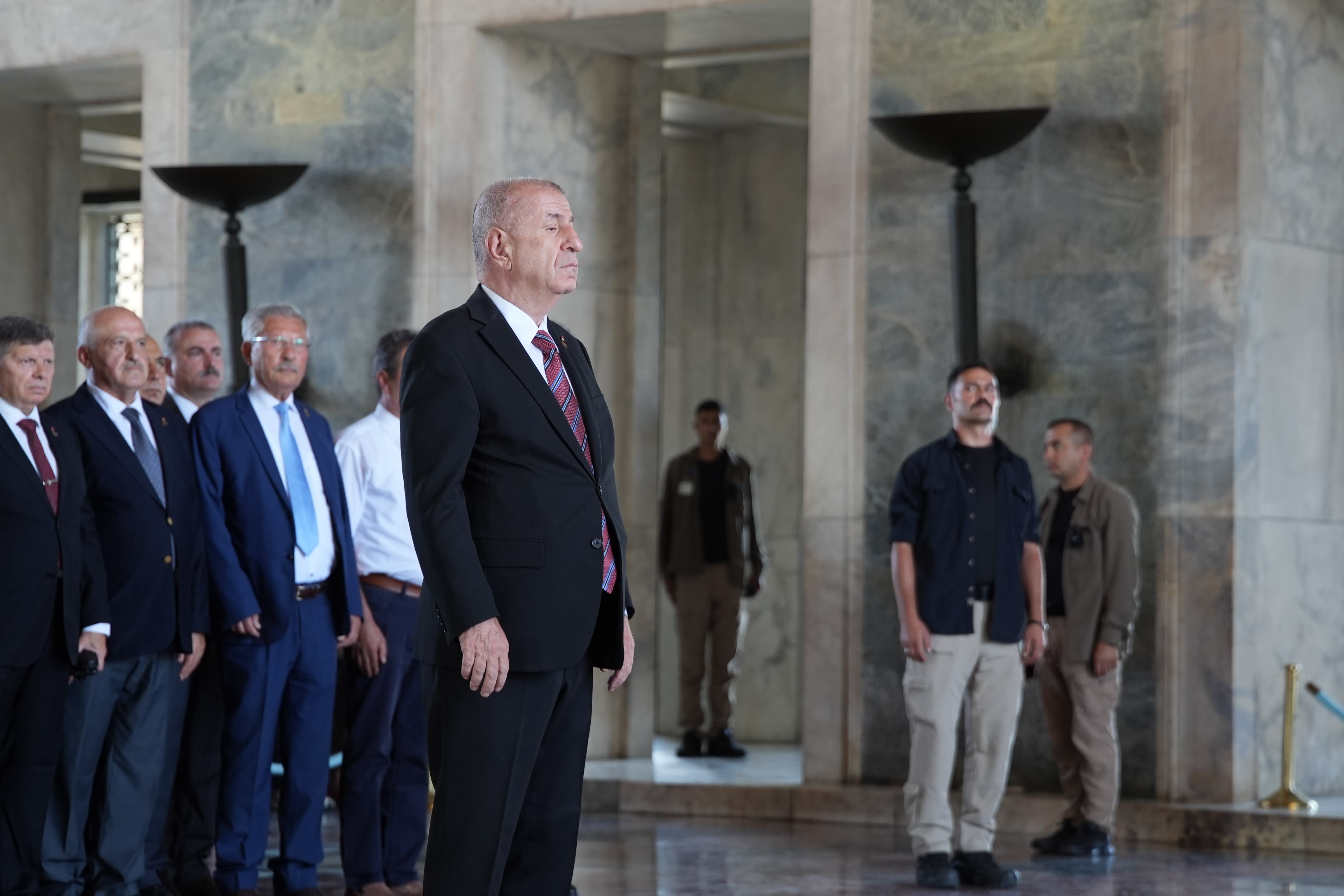 Özdağ, Zafer Partisi’nin kuruluş yıl dönümünde Anıtkabir’i ziyaret etti
