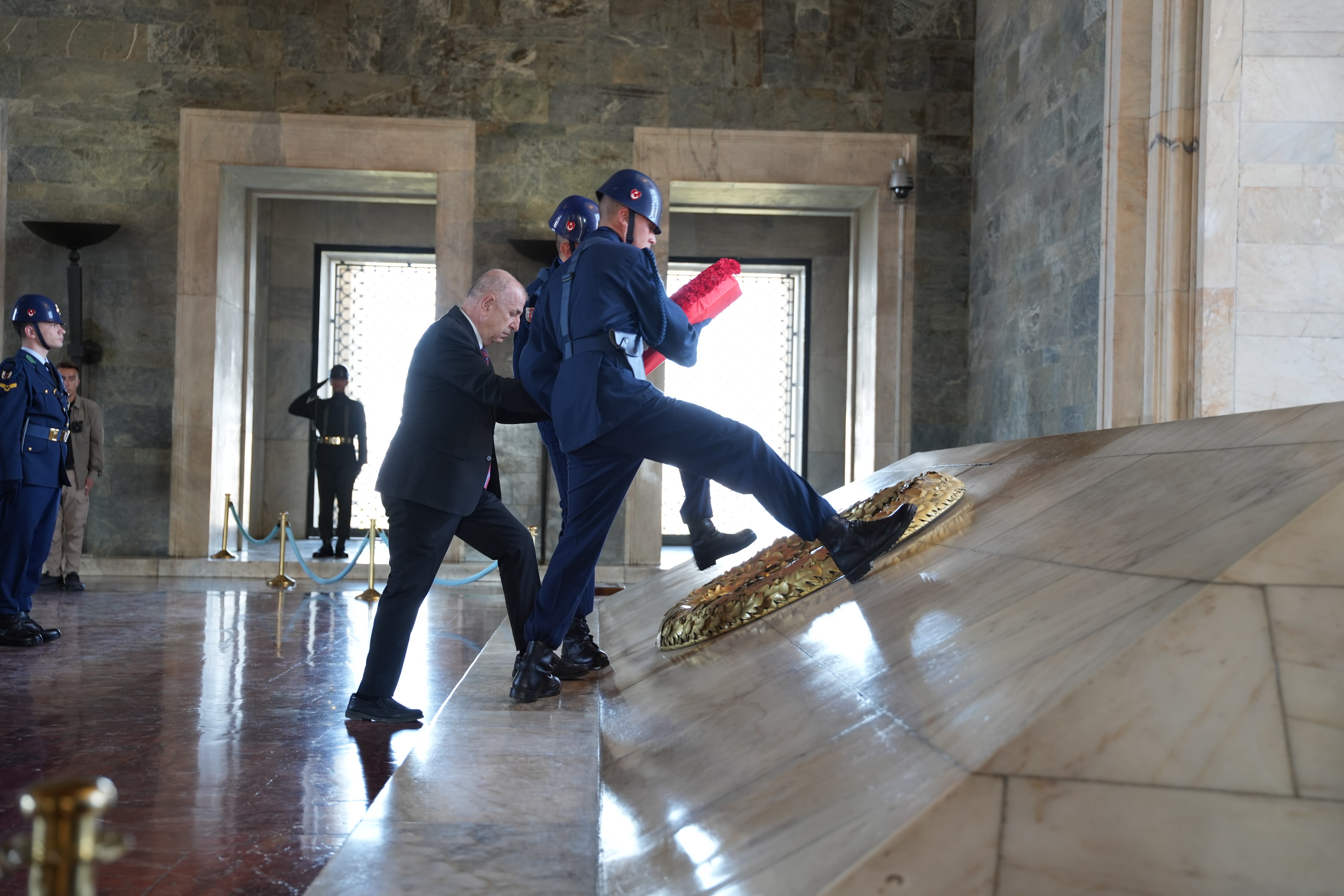 Özdağ, Zafer Partisi’nin kuruluş yıl dönümünde Anıtkabir’i ziyaret etti