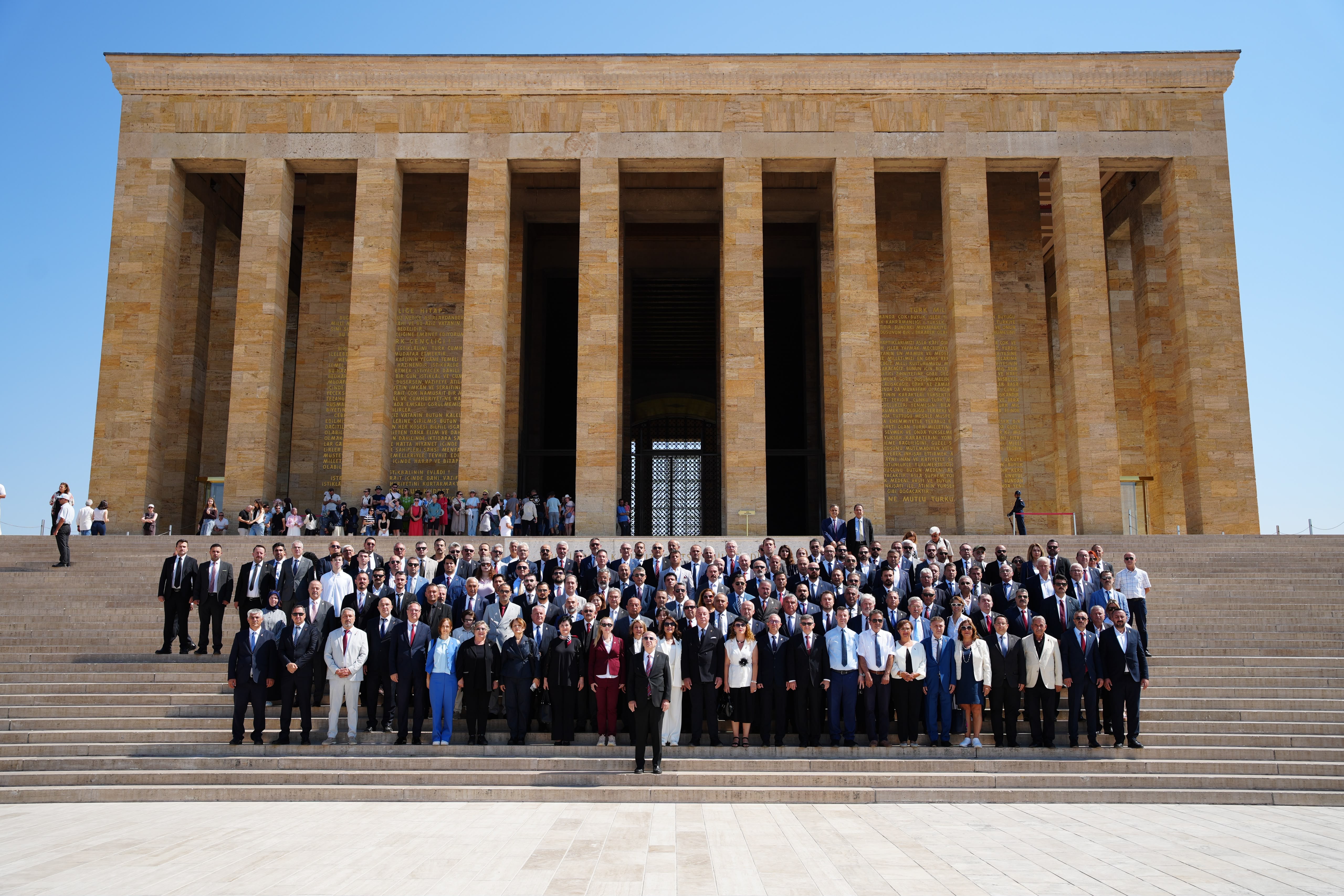 Özdağ, Zafer Partisi’nin kuruluş yıl dönümünde Anıtkabir’i ziyaret etti