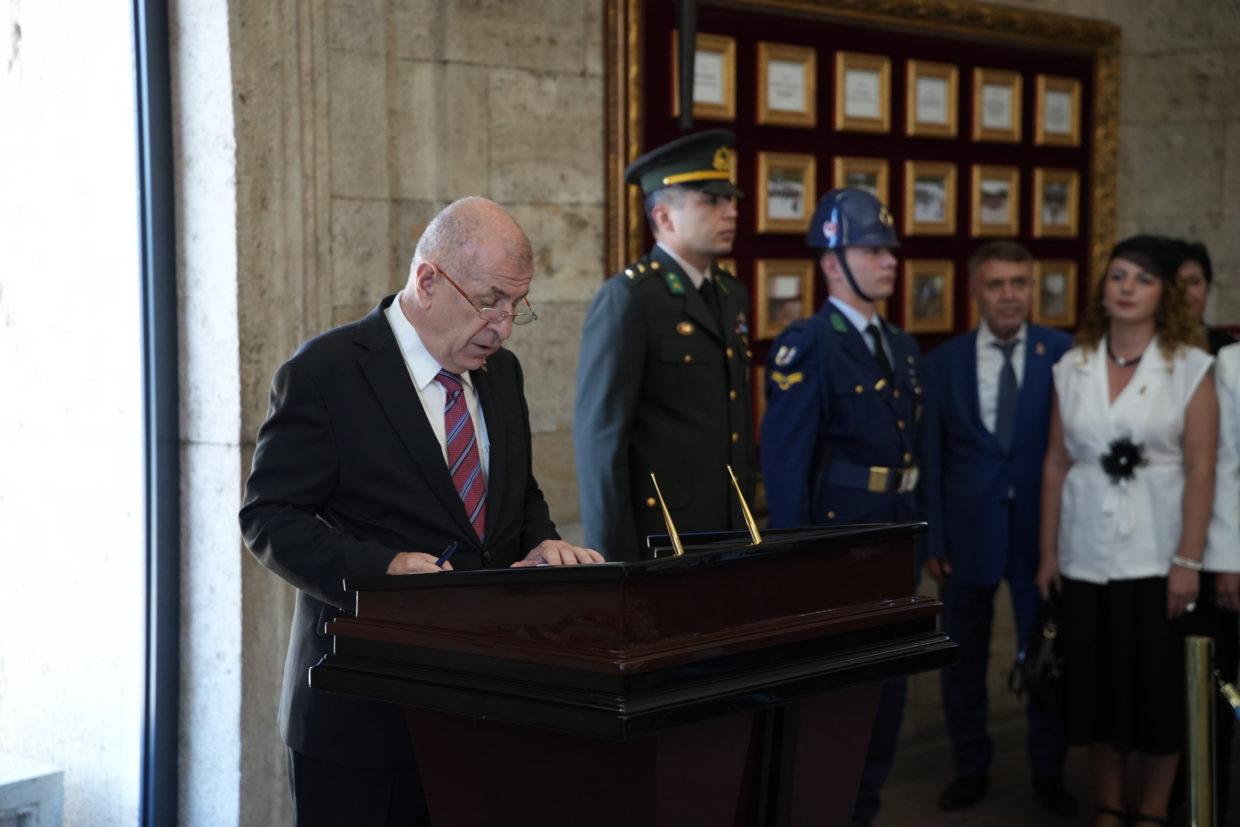 Özdağ, Zafer Partisi’nin kuruluş yıl dönümünde Anıtkabir’i ziyaret etti