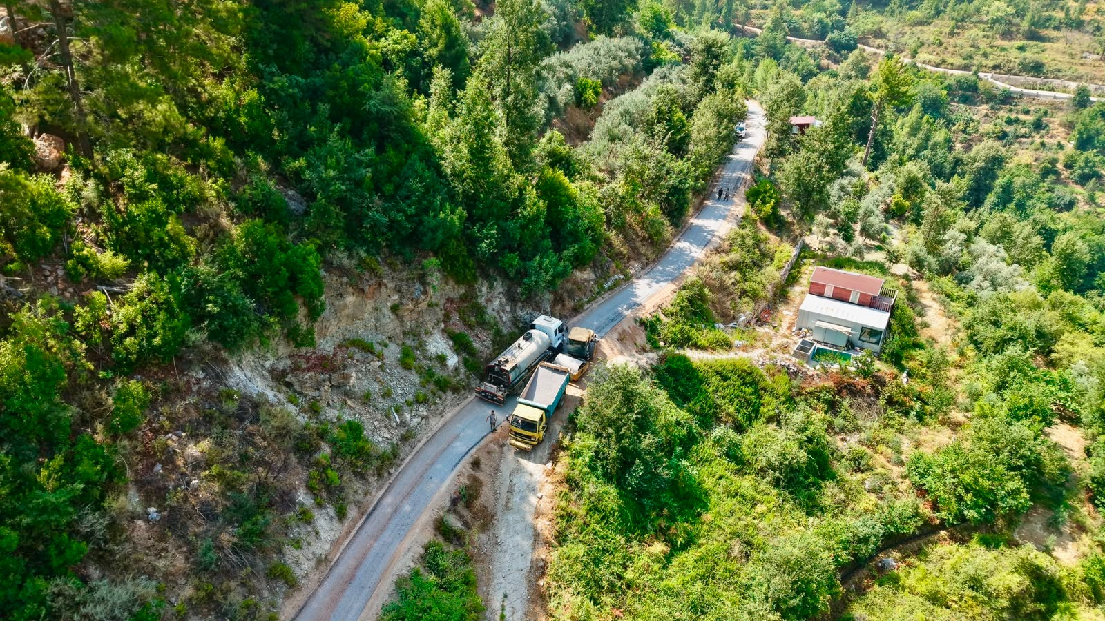 Alanya Belediyesi Obaalacami Mahallesi’nde 4 kilometrelik asfalt çalışmasını sürdürüyor