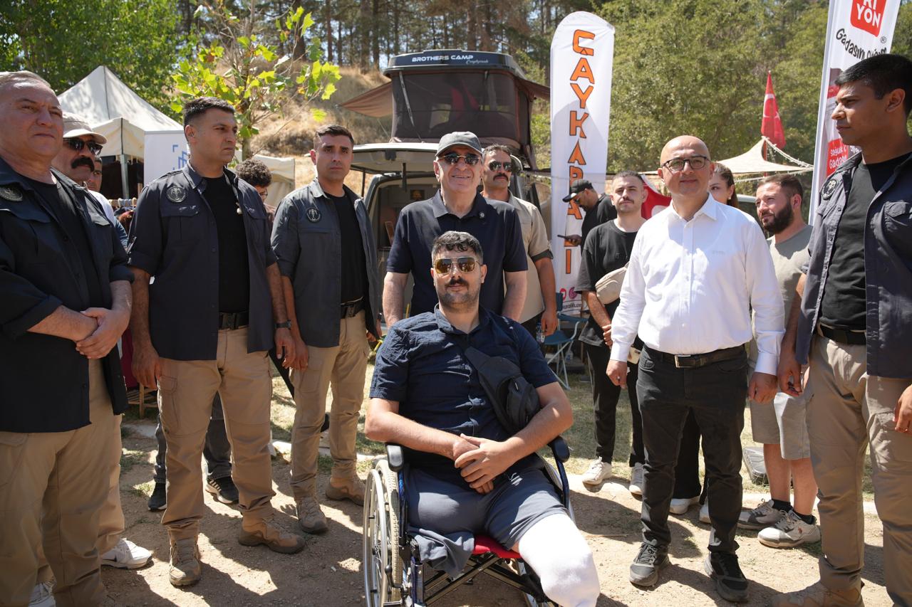 Özdağ, Türk Kültür Kampı’nda vatandaşlarla bir araya geldi