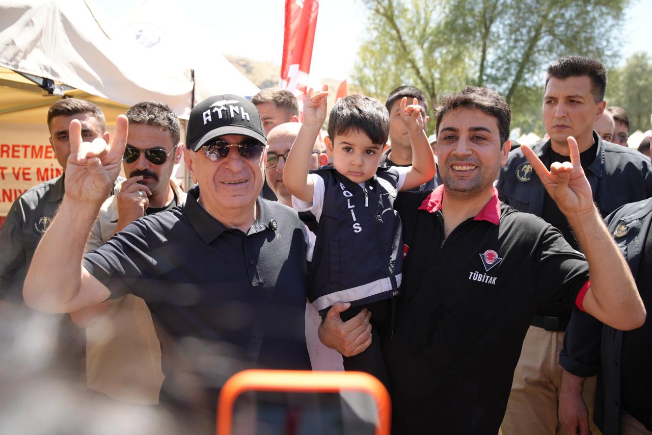 Özdağ, Türk Kültür Kampı’nda vatandaşlarla bir araya geldi