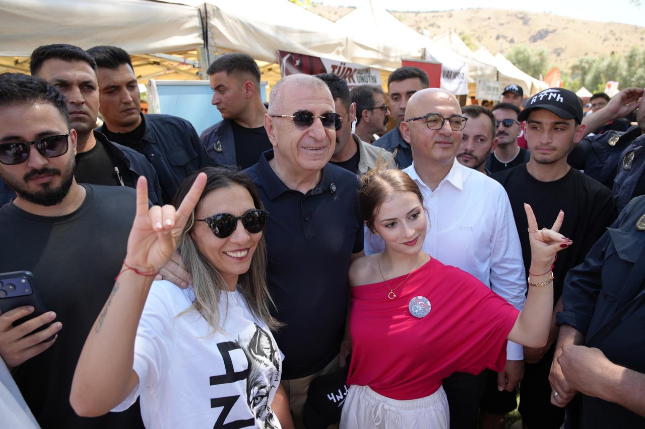 Özdağ, Türk Kültür Kampı’nda vatandaşlarla bir araya geldi
