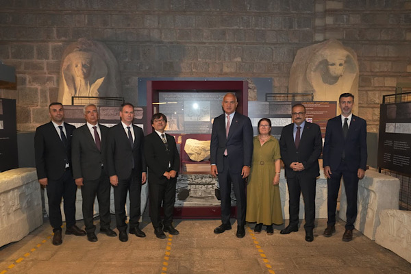 Ersoy, “Yalburt Pınarı’nda Bir Hitit Kralı” sergisini ziyaret etti
