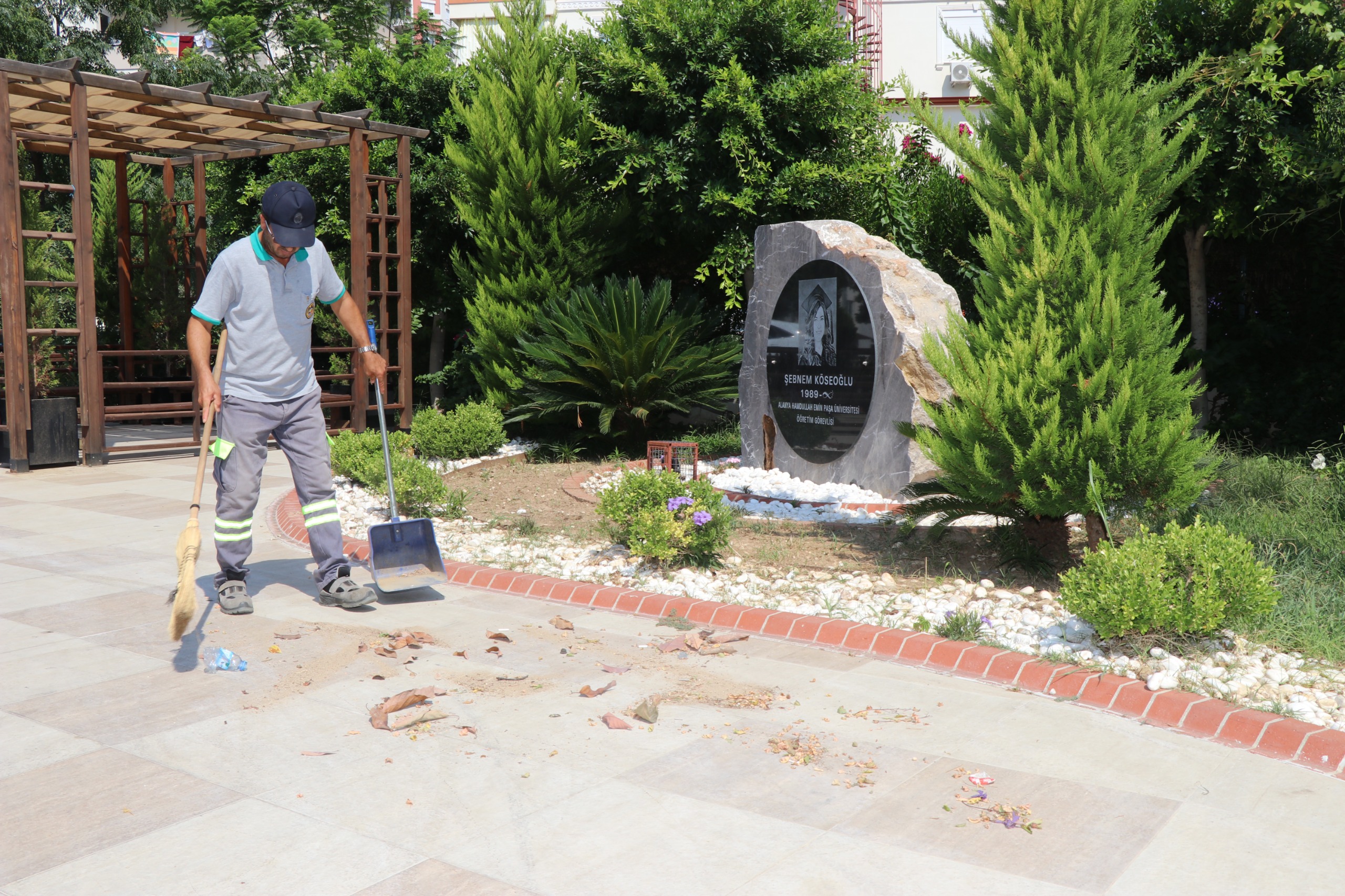 Alanya’da park ve yeşil alanlarda bakım çalışmaları sürüyor