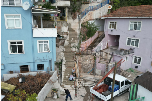 Serdar Mahallesi’ne beton merdiven ve duvar çalışması