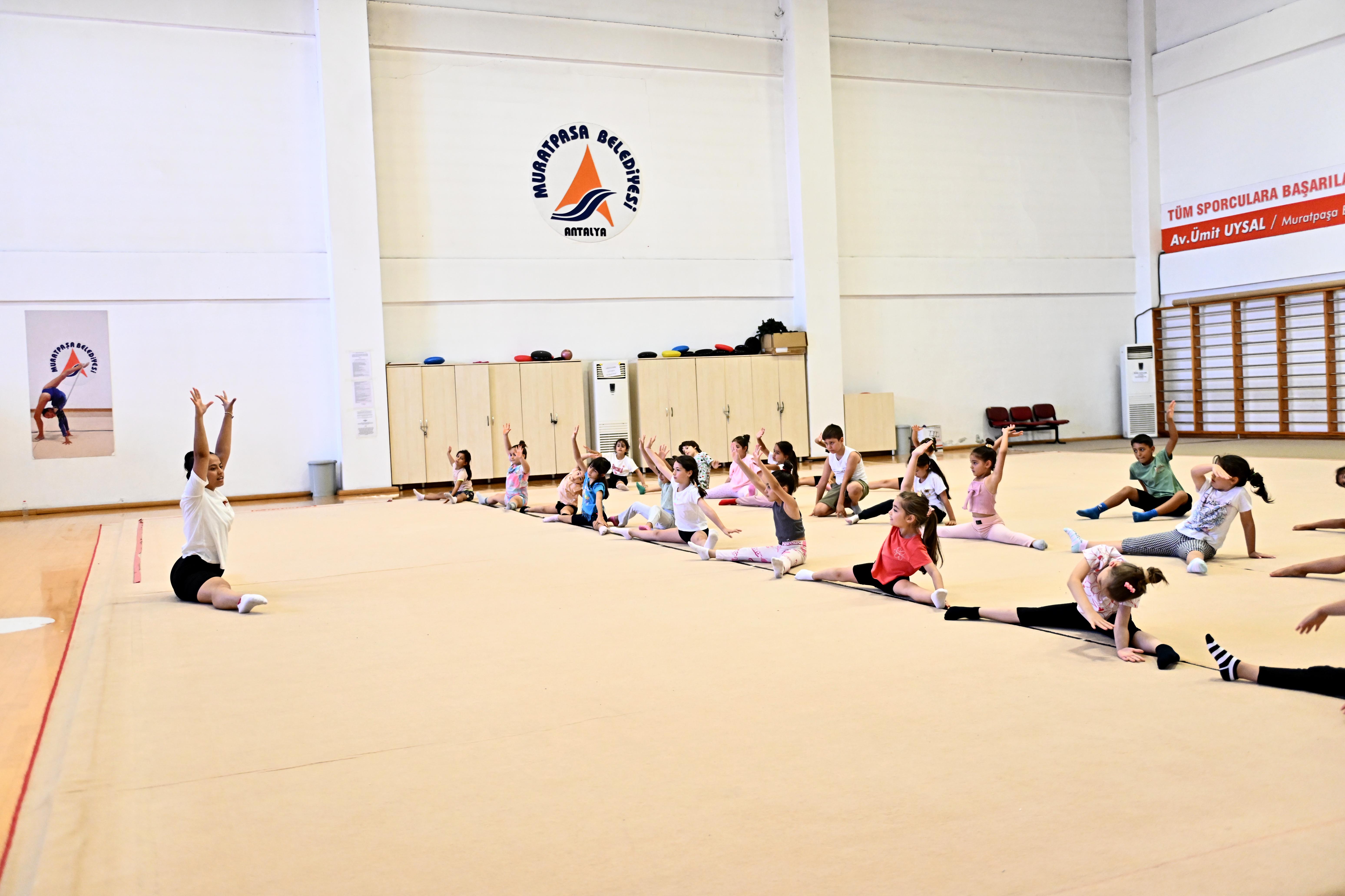 Muratpaşa Belediyesi yaz spor okullarında cimnastik eğitimlerini sürdürüyor