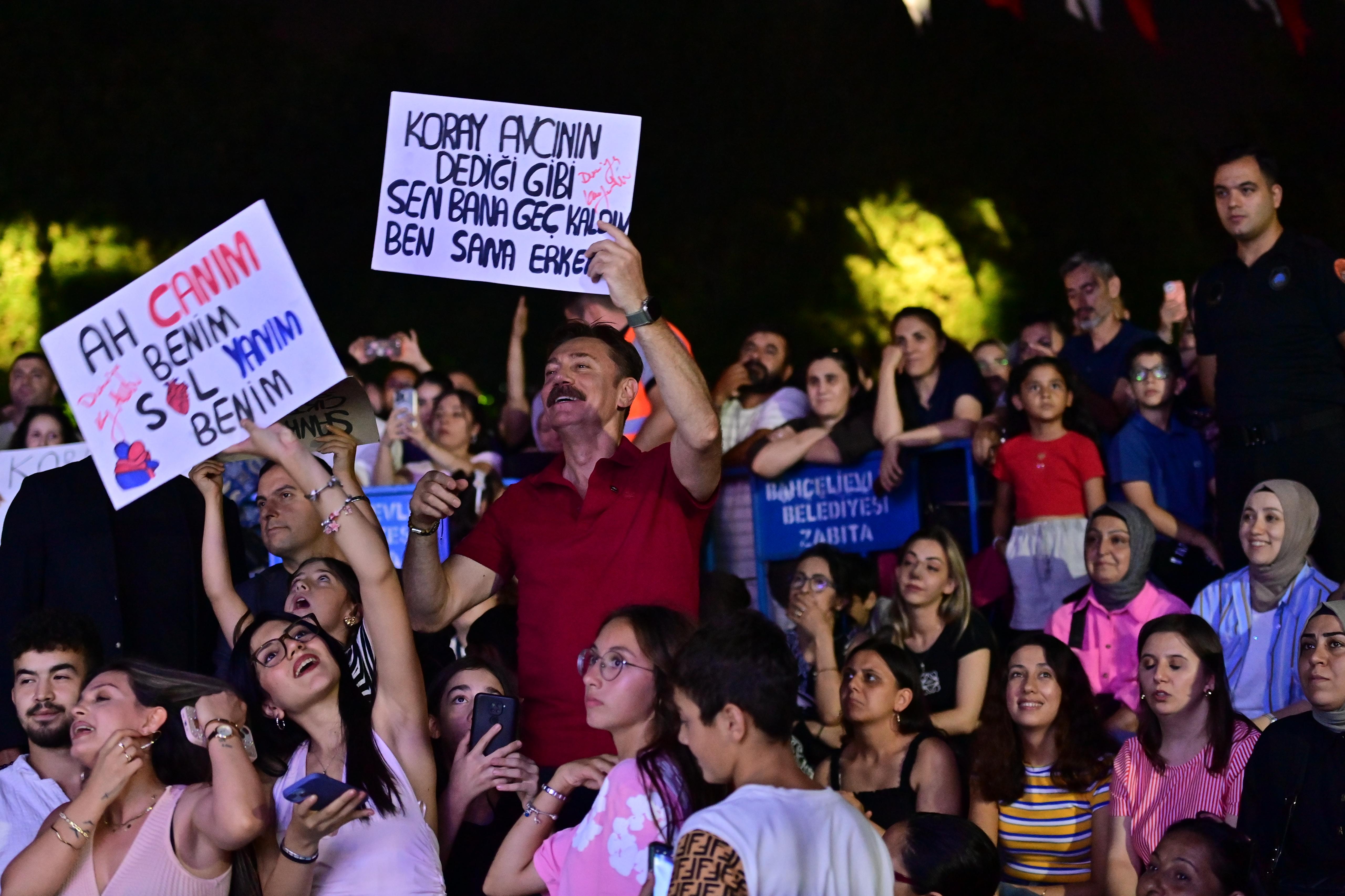 Koray Avcı, Bahçelievler Yaz Konserleri’nde sahne aldı