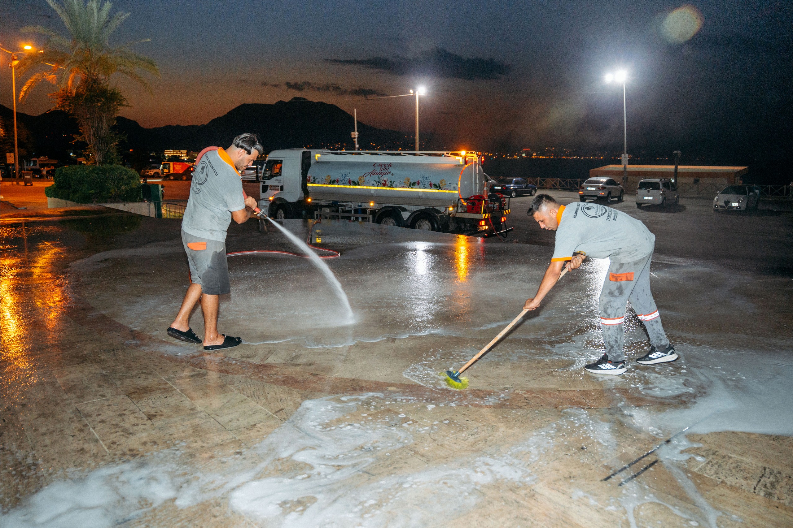 Alanya İskele bölgesinde gece kapsamlı temizlik çalışması yapıldı