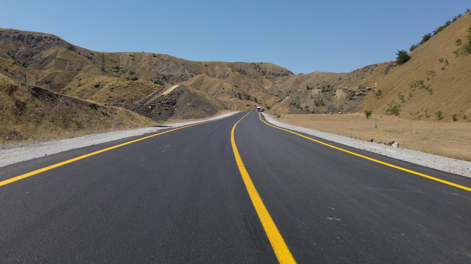 Şirvan’da 15 köyün kullandığı 12,8 kilometrelik grup yolu sıcak asfaltla yenilendi