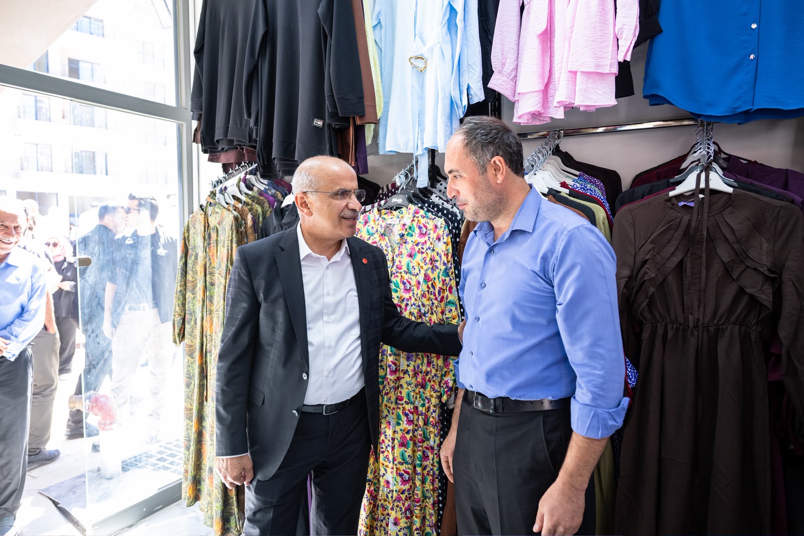 Başkan Er, Akpınar’da yeni iş yerlerine taşınan esnafı ziyaret etti