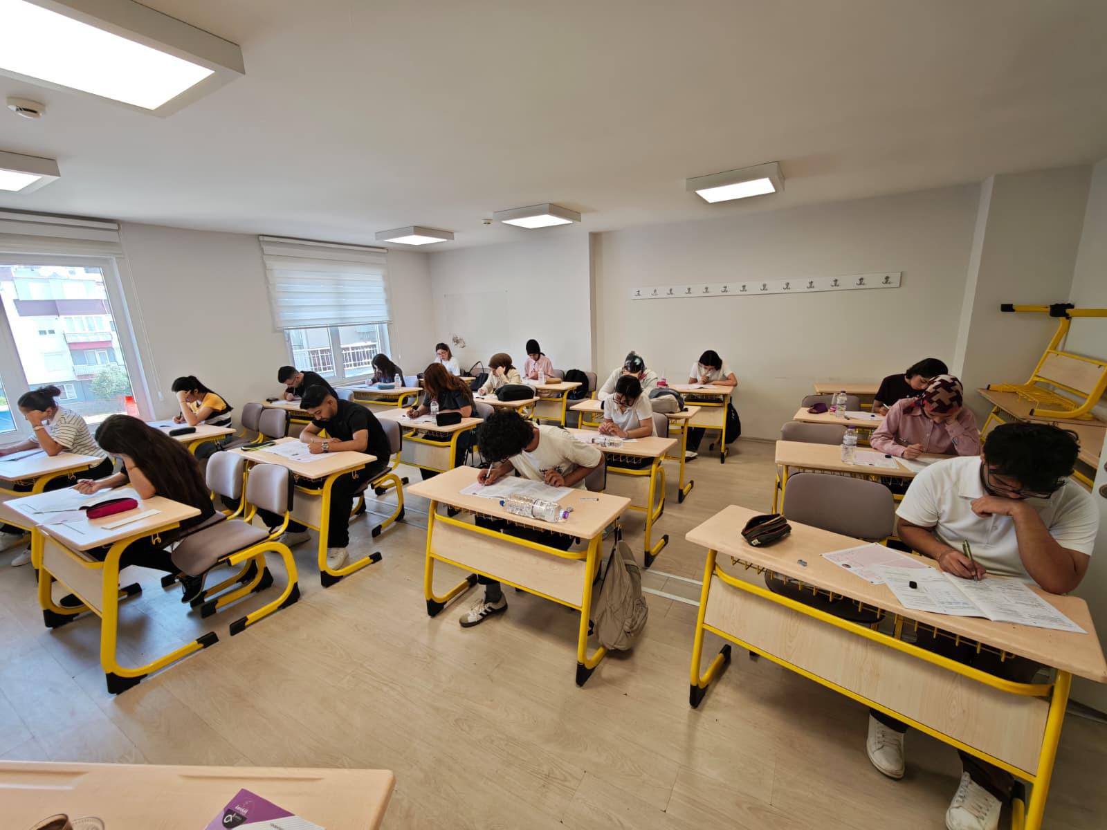 Kepez’de destek eğitim kursu öğrencilerinden YKS ve LGS başarısı