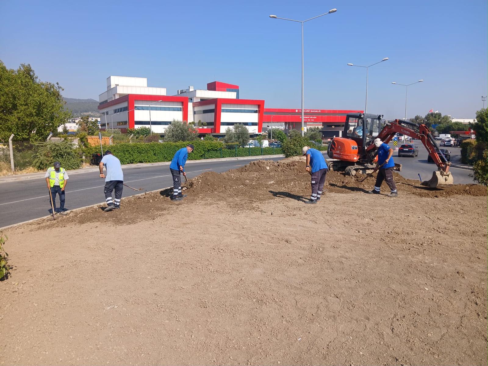 İzmir’de ESBAŞ Kavşağı 4 bine yakın bitkiyle yenilendi