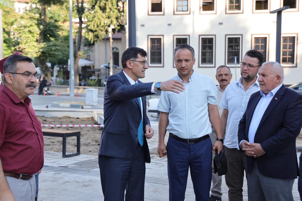 Başkan Kahveci, Ulu Cami çevresindeki çalışmaları yerinde inceledi