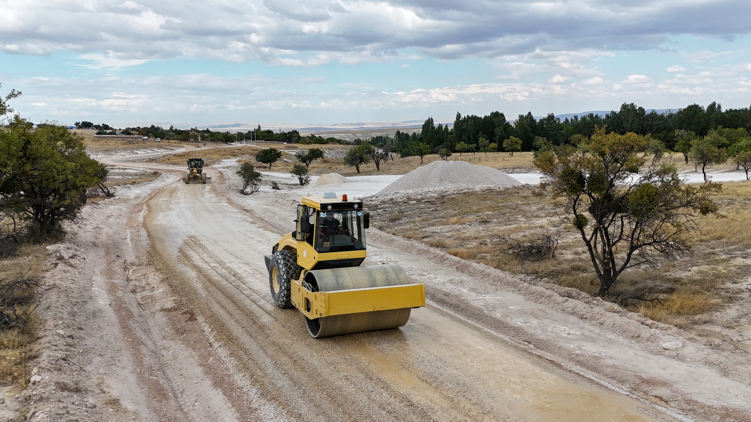 Eskişehir Büyükşehir Belediyesi ekipleri Günyüzü’nde yol çalışmalarını sürdürüyor