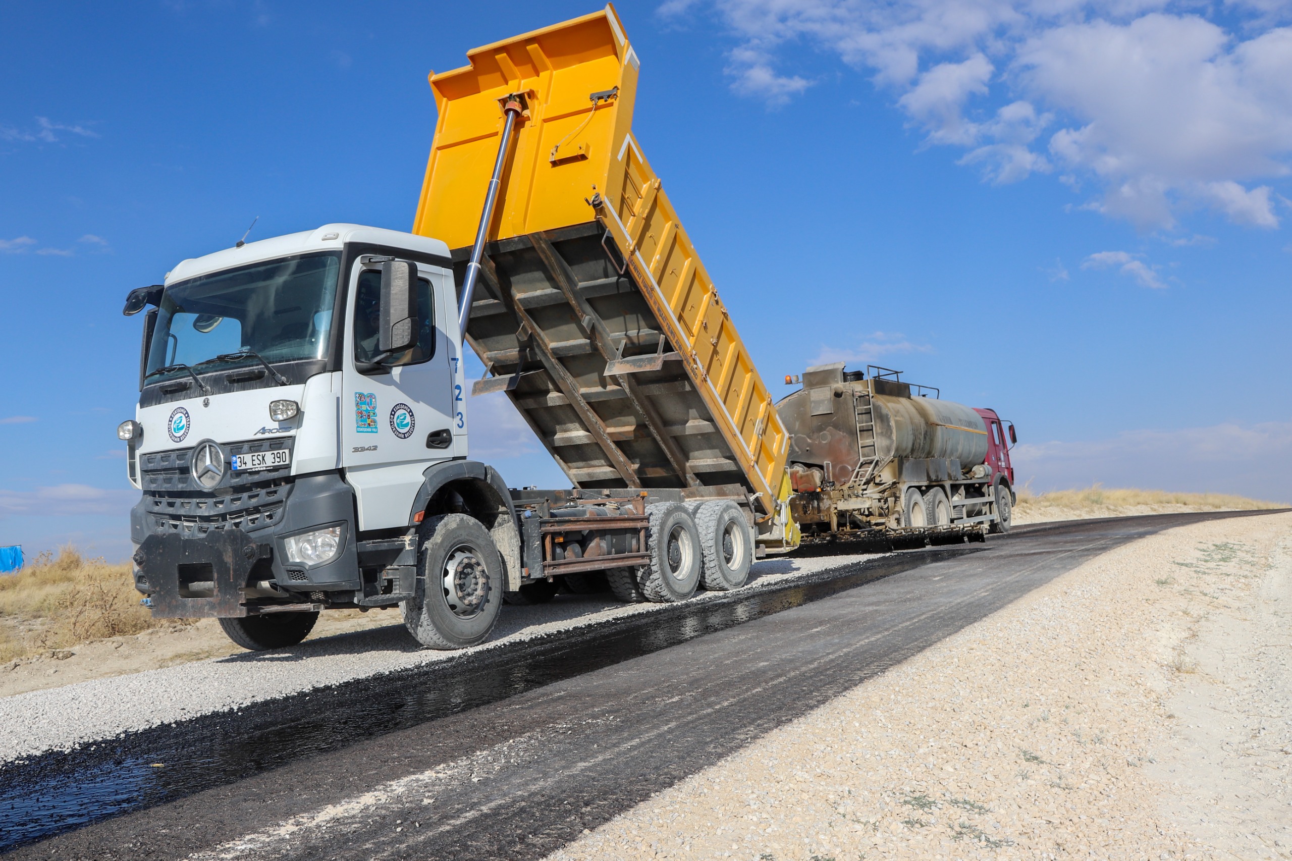 Eskişehir Büyükşehir Belediyesi ekipleri Günyüzü’nde yol çalışmalarını sürdürüyor