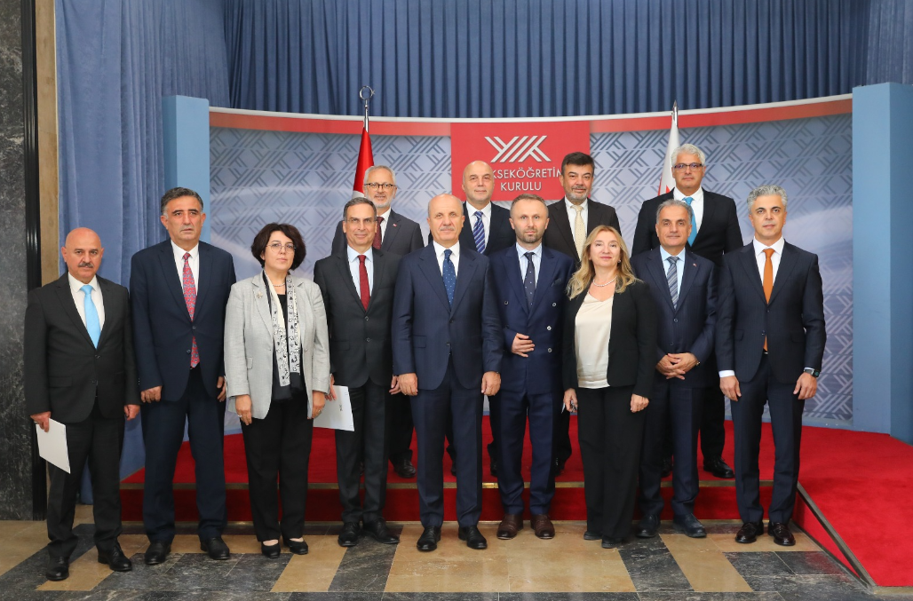 Prof. Dr. Yılmaz mazbatasını teslim aldı