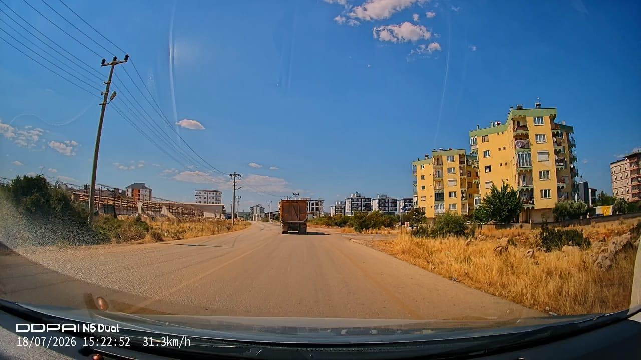 Kaçak moloz döktü, elektrik tellerini kopardı, yangına neden oldu