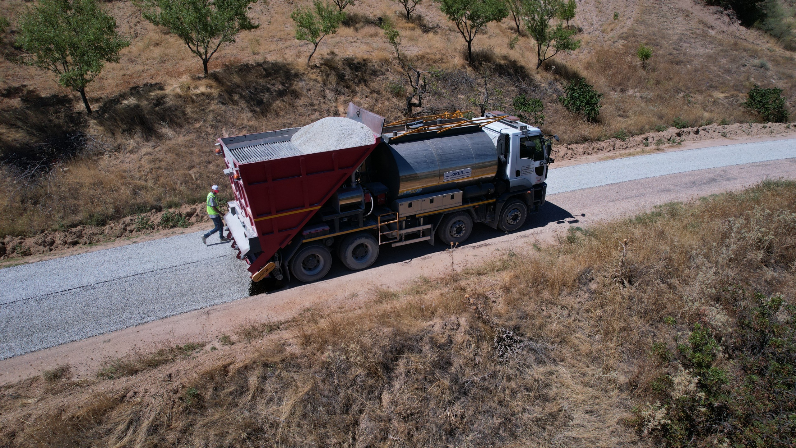 Demirci’de 13 mahalleyi bağlayan 45 kilometrelik yolda çalışma