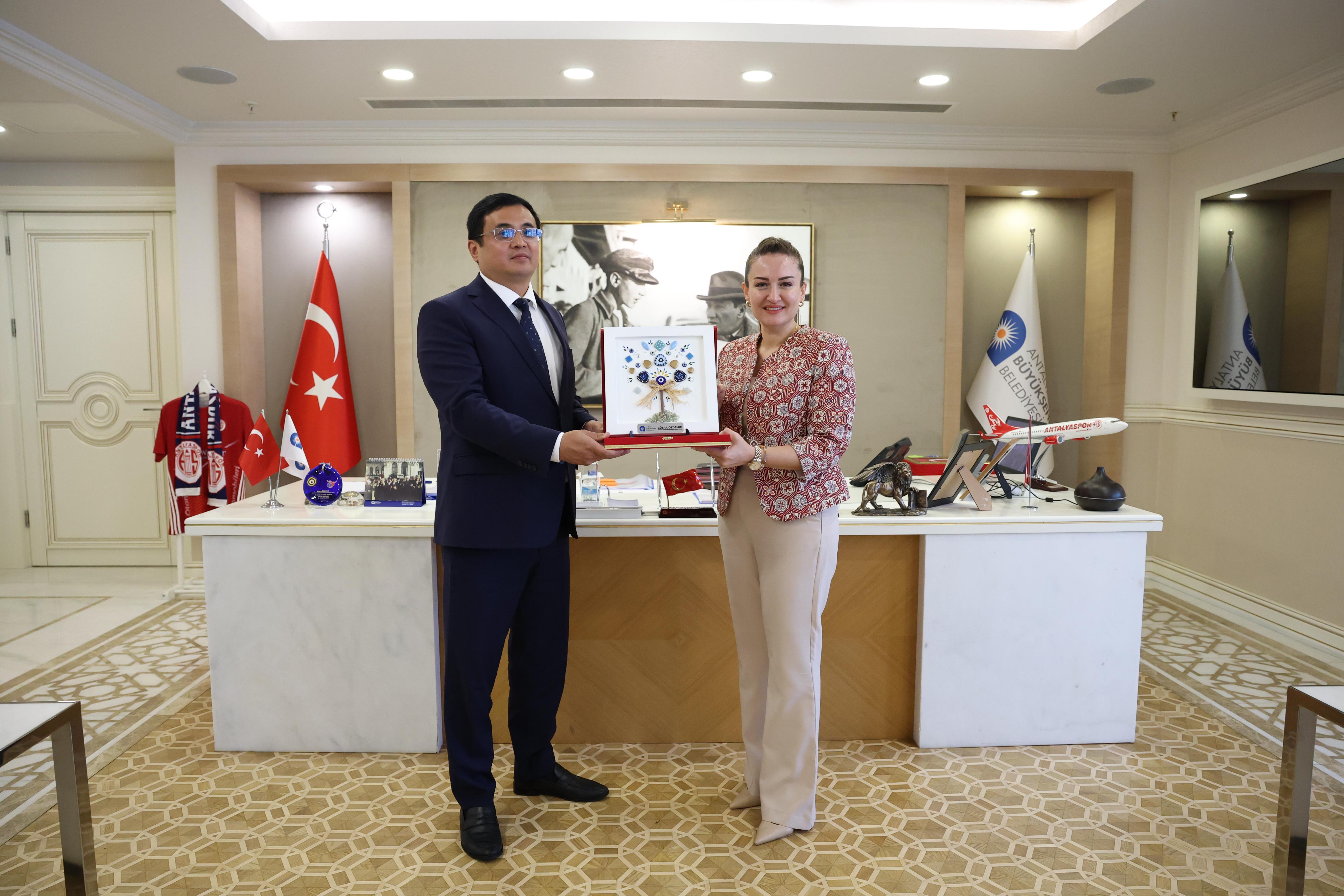 Kırgız Cumhuriyeti Antalya Başkonsolosu Myrzabekoviç’den, Başkan Vekili Özdemir’i ziyaret