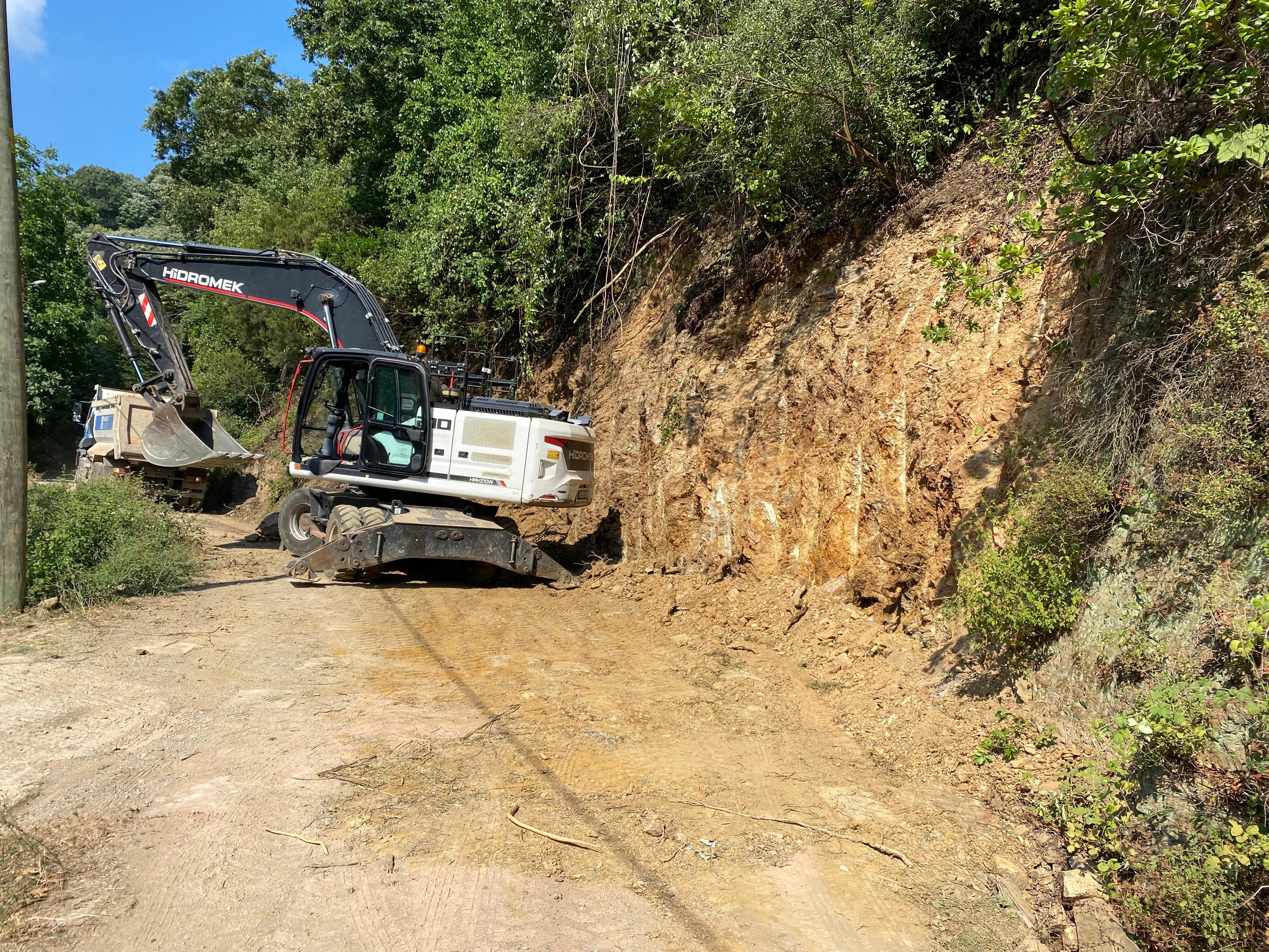 Karacabey Belediyesi kırsal mahallelerde 12 kilometrelik arazi yolunu iyileştirdi