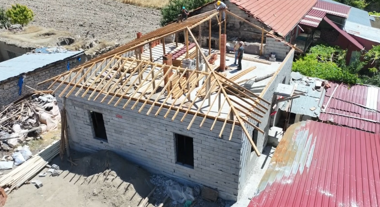 Başkan Başdeğirmen’den yangınzede çifte ev desteği
