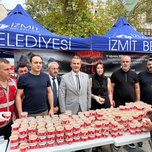 Depremde hayatını kaybedenler anısına helva dağıtıldı