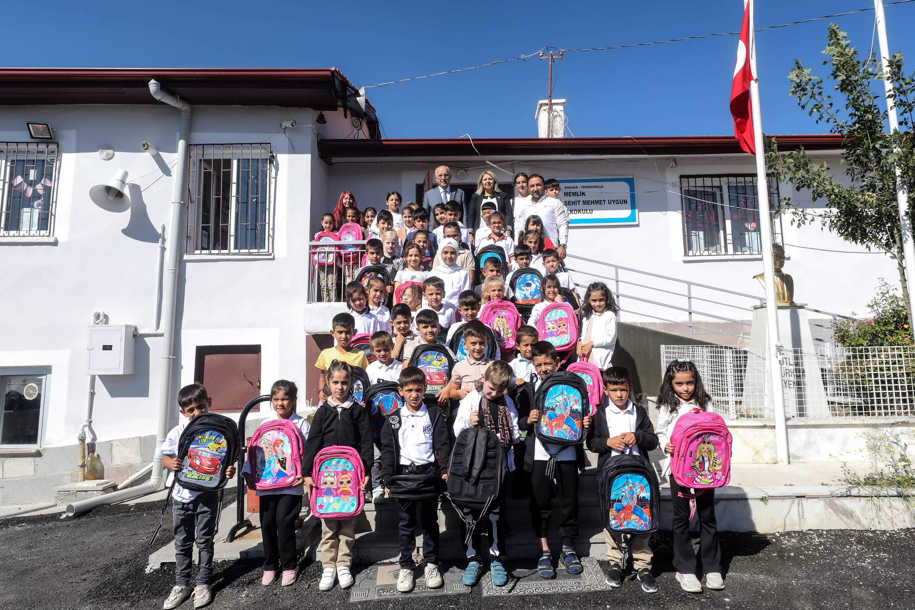 Yenimahalle Belediyesi’nden öğrencilere kırtasiye desteği