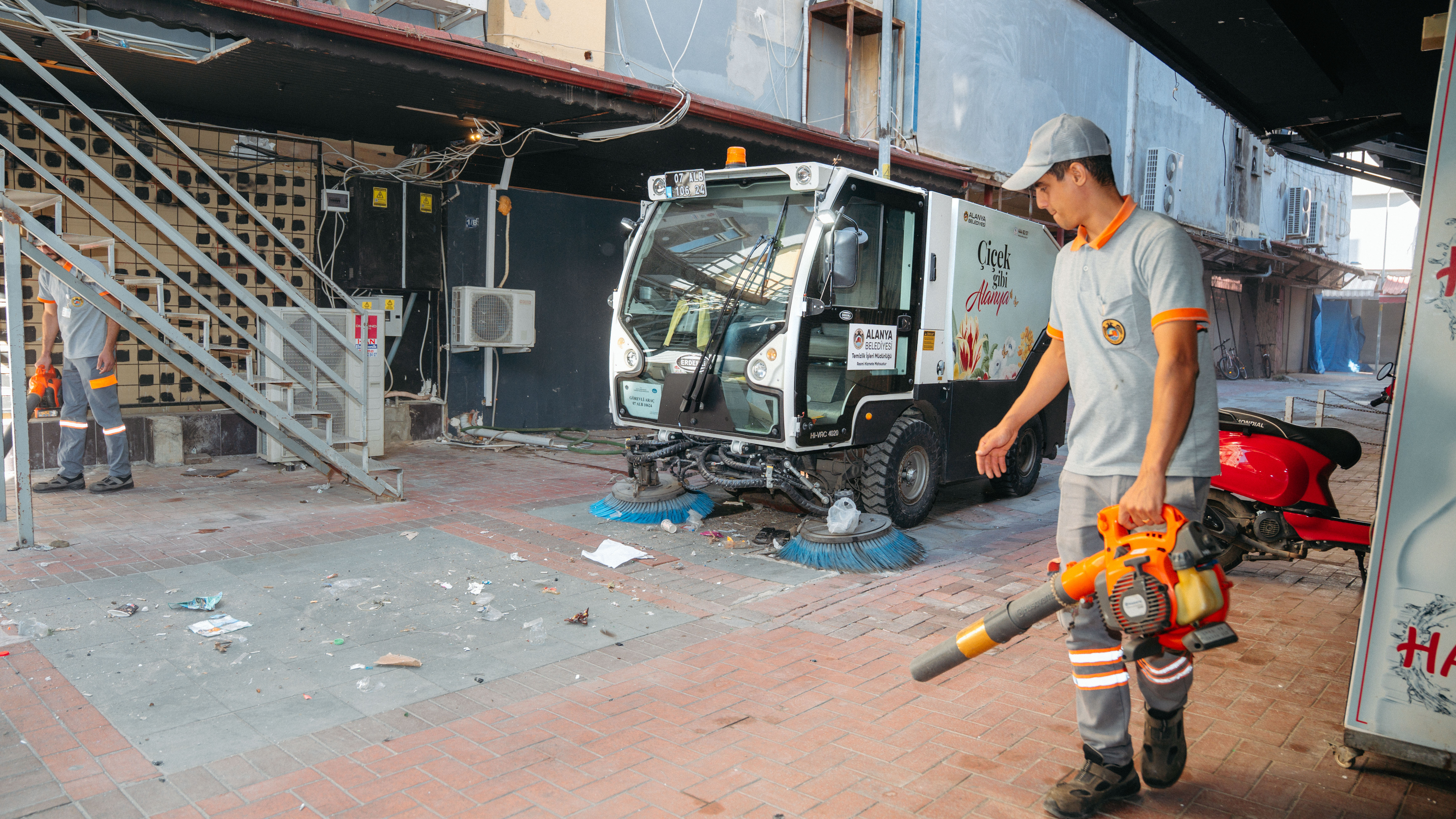 Alanya’da kent merkezinde temizlik ve düzenleme çalışması yapıldı